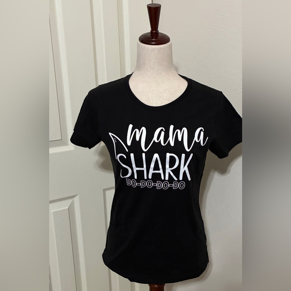 Mama Shark Size Medium t-shirt Cotton Fun Casual Black & White